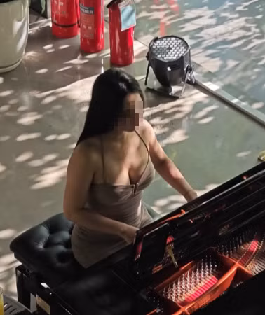 Điều đáng nói là cô nàng luôn lựa chọn các bộ cánh xẻ sâu, để lộ body “siêu cháy” để mang tới những màn trình diễn ấn tượng ở cả phần nghe và phần nhìn.