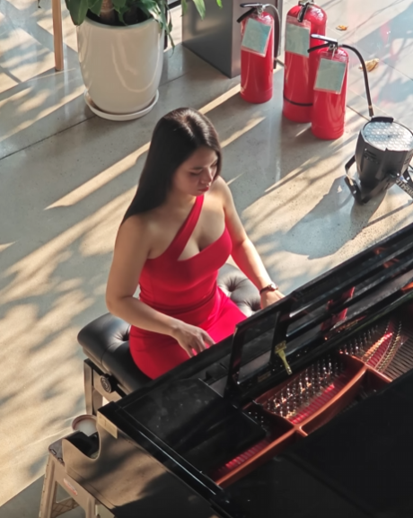 Hiện tại, danh tính thật sự của cô nàng vẫn đang là một dấu hỏi lớn.