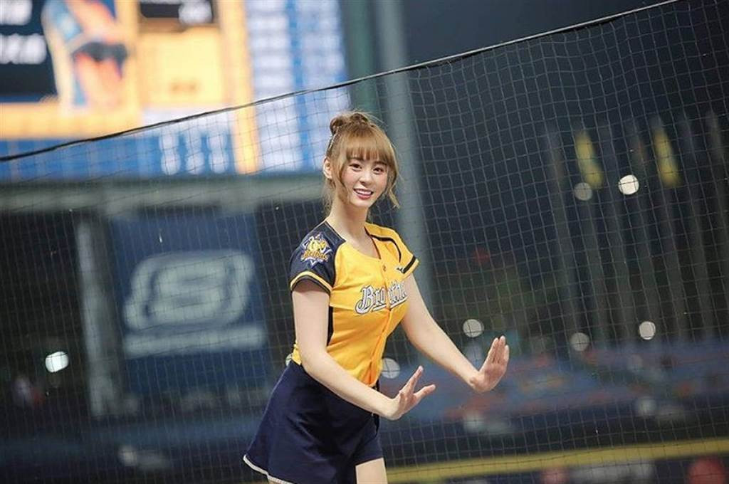 Ngoài ra, nữ hoạt náo viên cũng tập gym, yoga để giữ dáng đẹp. Bên cạnh đó, khi có thời gian rảnh rỗi, người đẹp này cũng chạy bộ, bơi lội, lướt ván.