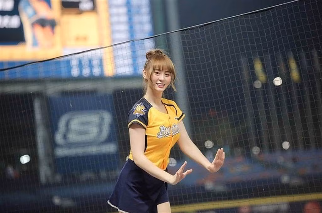 Ngoài ra, nữ hoạt náo viên cũng tập gym, yoga để giữ dáng đẹp. Bên cạnh đó, khi có thời gian rảnh rỗi, người đẹp này cũng chạy bộ, bơi lội, lướt ván.