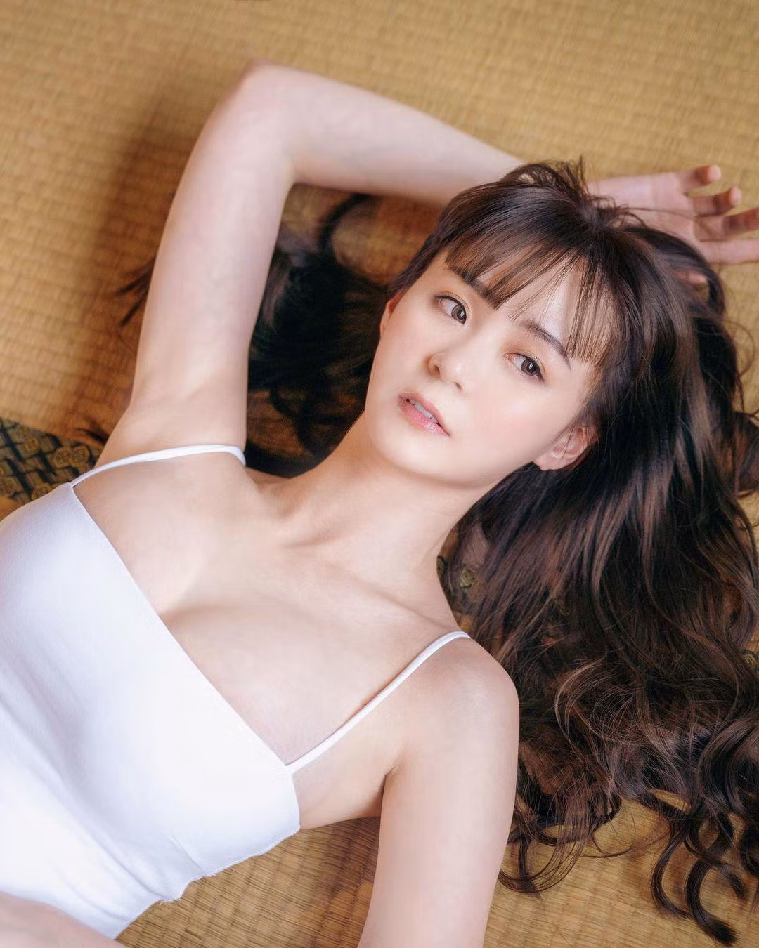 Trang Chinatimes bình luận về sắc vóc của nữ hoạt náo viên này: "Cô có khuôn mặt ngọt ngào và thân hình nóng bỏng, cô thường xuyên đăng tải hình ảnh cá nhân lên mạng xã hội và nhận về hàng nghìn lượt tương tác".