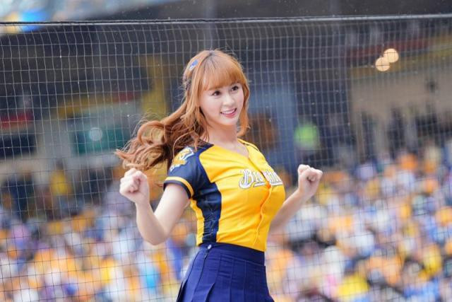 Sammie cao 1m73, 3 vòng cân đối, thon thả. Tập vũ đạo là hoạt động chủ yếu giúp cô đốt cháy được nhiều lượng calo dư thừa, các cơ thêm phần săn chắc, dẻo dai và linh hoạt hơn.