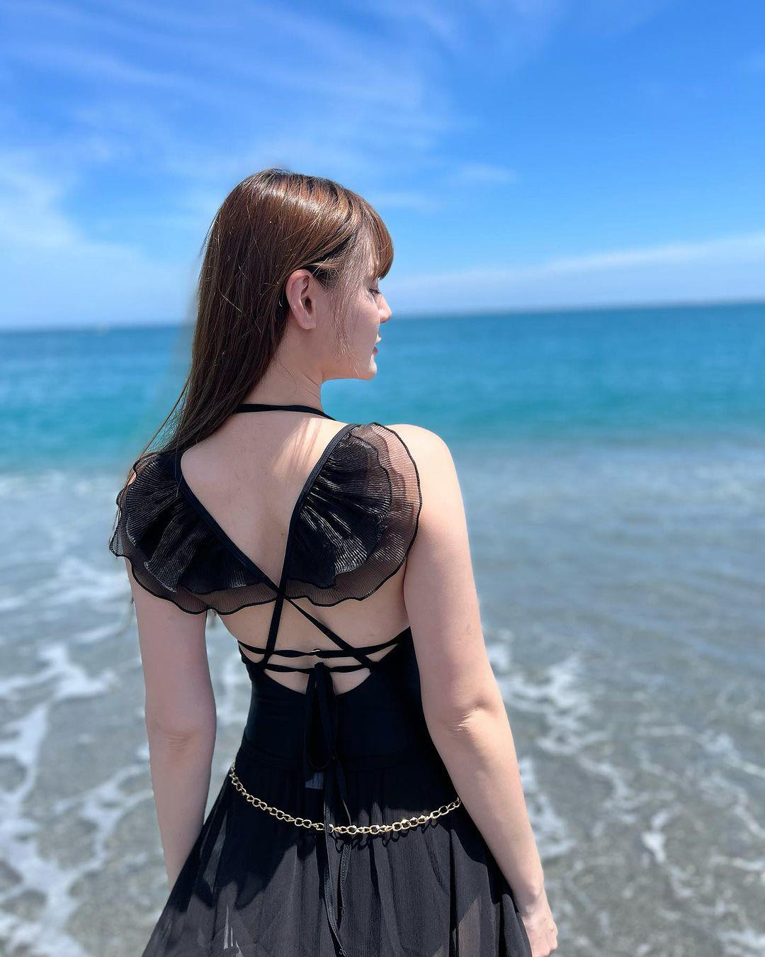 Trong hình, người đẹp diện monokini màu đen, khoét cổ sâu. Thiết kế giúp tôn lên vòng 1 đầy đặn, đôi chân thon và làn da trắng mịn của cô.