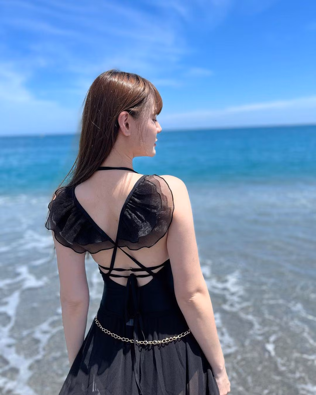 Trong hình, người đẹp diện monokini màu đen, khoét cổ sâu. Thiết kế giúp tôn lên vòng 1 đầy đặn, đôi chân thon và làn da trắng mịn của cô.