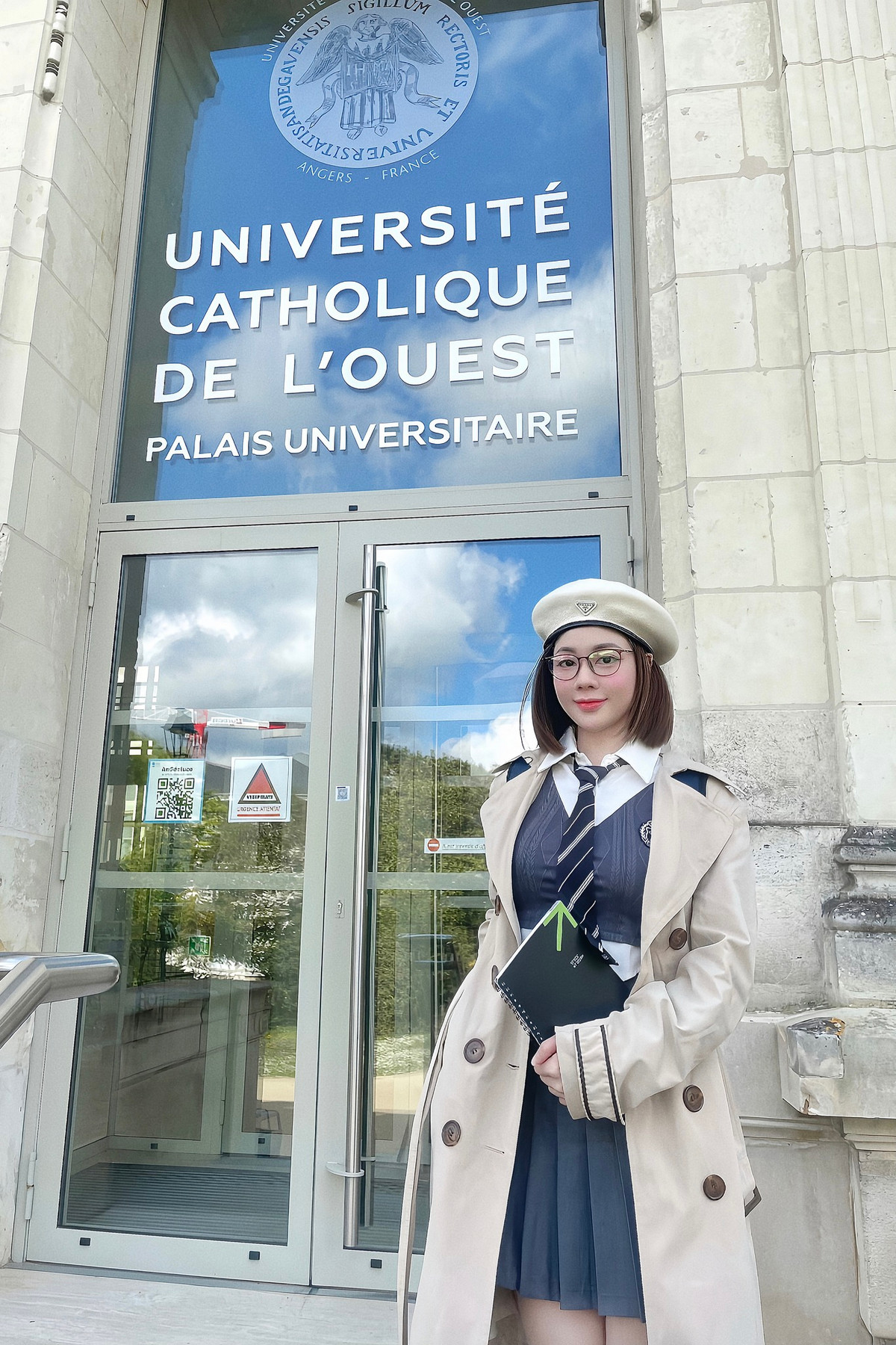 Ngay sau khi sang tới nơi, nữ giảng viên cũng cập nhật hình ảnh mới nhất tại trời Tây. Cô cho biết chuyến đi khá suôn sẻ và hiện đang sống tại thành phố Angers, Pháp.