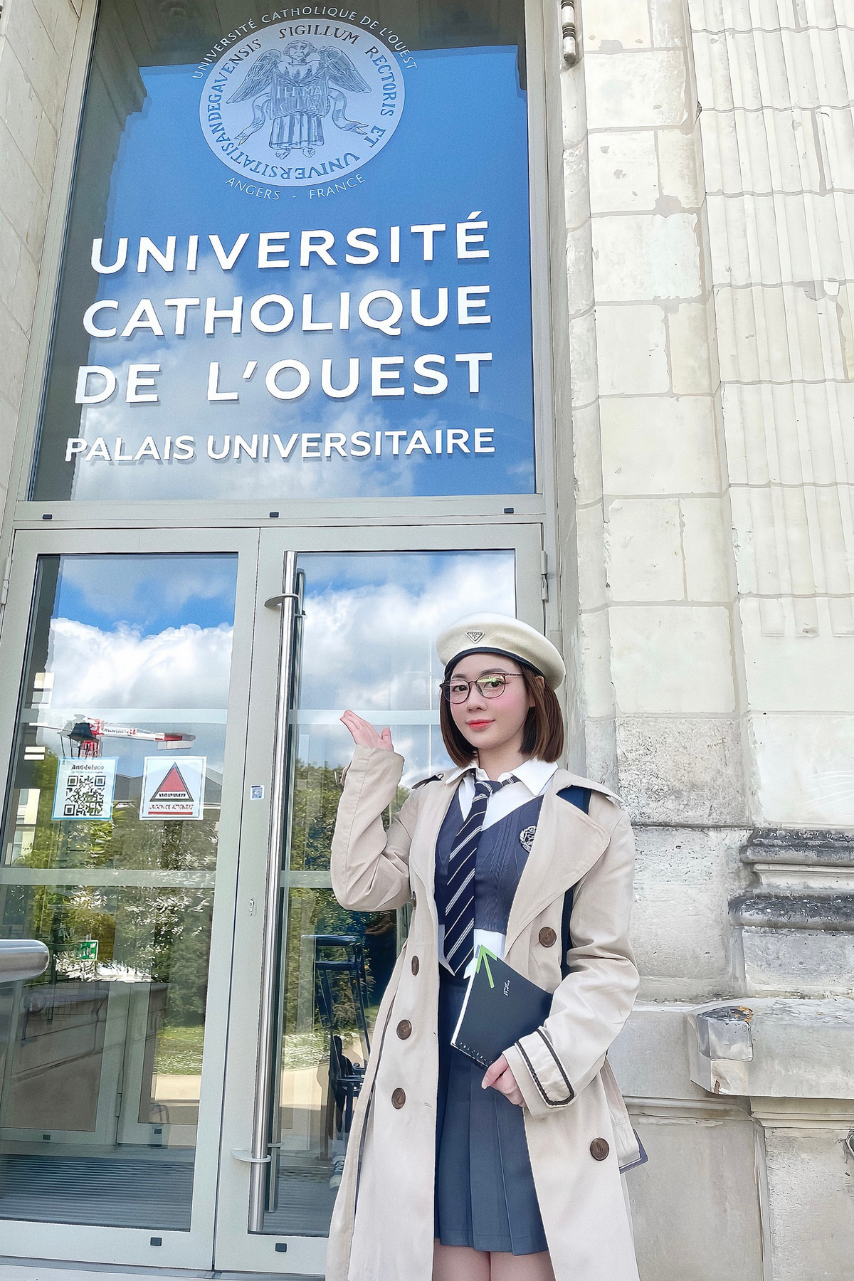 Âu Hà My (SN 1994, quê gốc Hà Nam) là giảng viên tiếng Pháp tại trường Đại học Ngoại ngữ, Đại học Quốc gia Hà Nội. Cô nổi tiếng với bức ảnh chụp từ thời còn sinh viên.