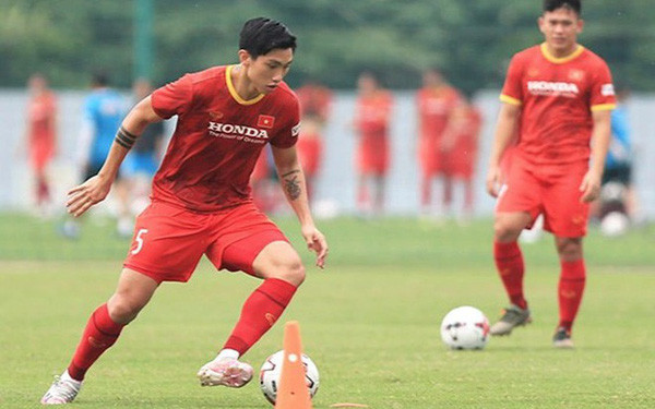 Sau đó, Đoàn Văn Hậu đã được các bác sĩ tại CLB đưa đi chụp chiếu và đánh giá tình hình chấn thương.