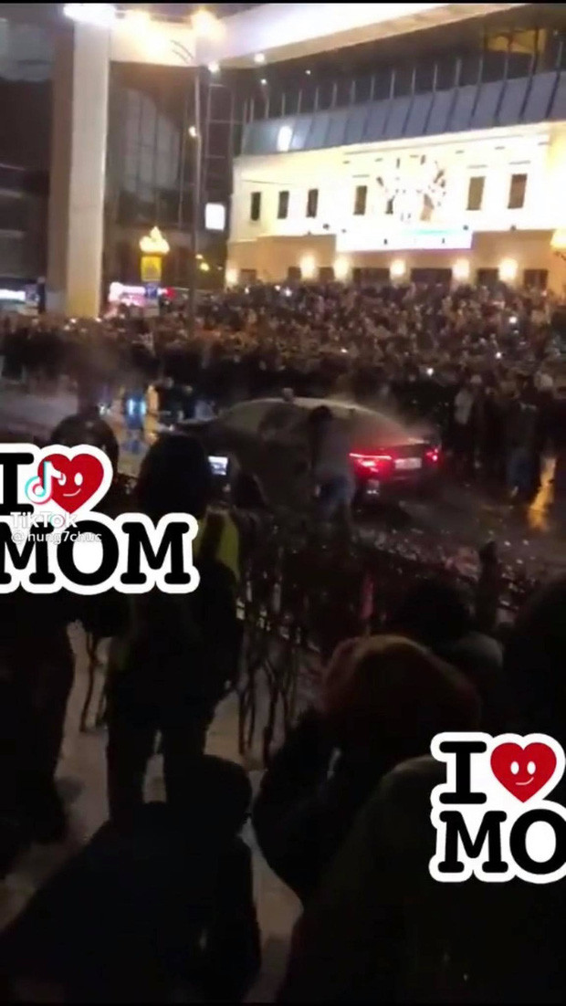 Ngoài việc fake trên TikTo, một đoạn clip khác cũng khiến nhiều cư dân mạng hoang mang chính là cảnh một chiếc xe bị đám đông ném đồ, trứng thối và chèn cap "Nghe nói vụ mới của chị Hải Tú", không quên chêm thêm hashtag #traxanh #sontungmtp.