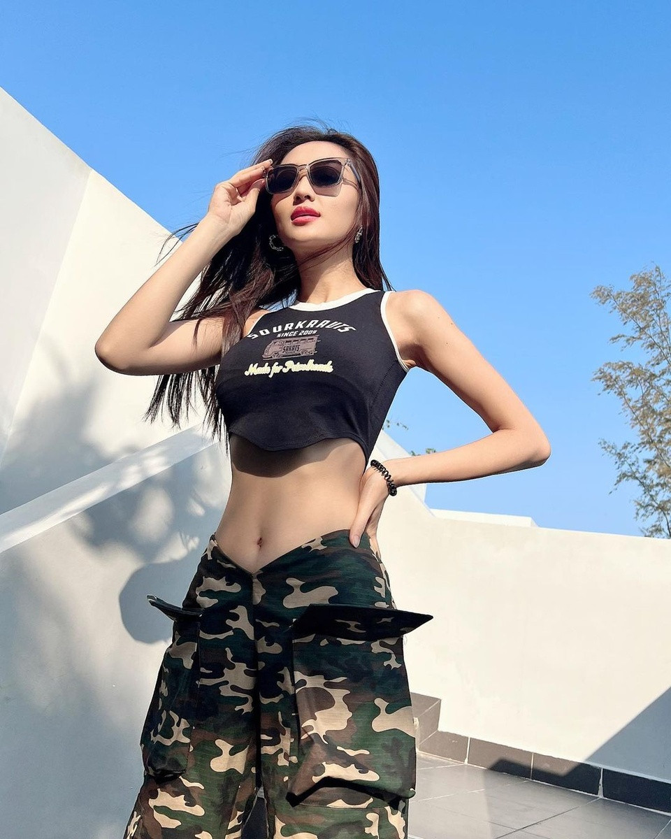 Gái xinh Campuchia cao 1,77 m, lợi thế chân dài, tỷ lệ người cân đối. Saravody được nhận xét có gương mặt sắc sảo, cá tính.