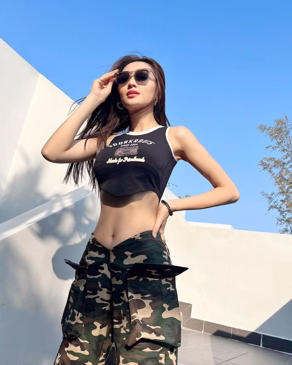 Gái xinh Campuchia cao 1,77 m, lợi thế chân dài, tỷ lệ người cân đối. Saravody được nhận xét có gương mặt sắc sảo, cá tính.