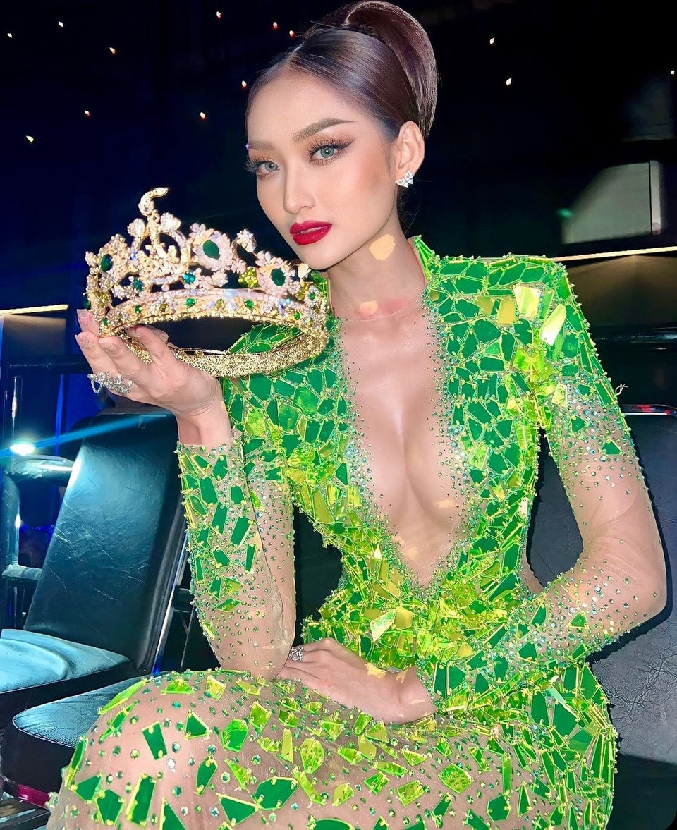 Sau khi có danh hiệu quốc tế, Saravody gây tranh cãi khi livestream bán hàng cho ông Nawat, Chủ tịch Miss Grand.