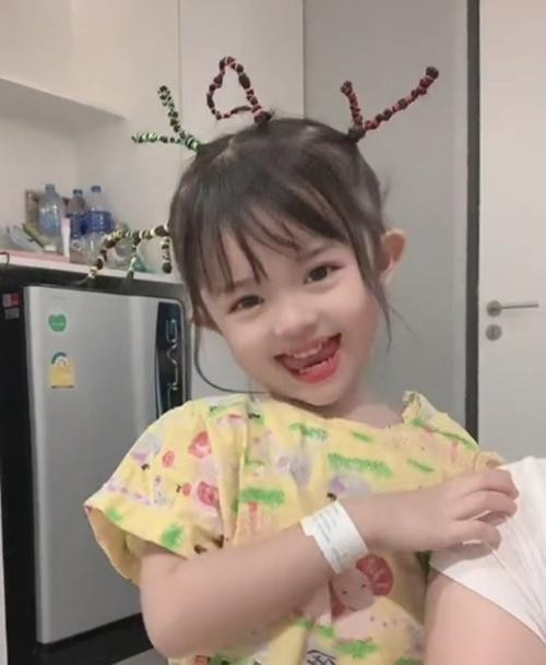 Trước sự ủng hộ của mọi người, người mẹ của cô bé thậm chí còn sẵn sàng làm tóc cho con theo lời gợi ý của cư dân mạng.