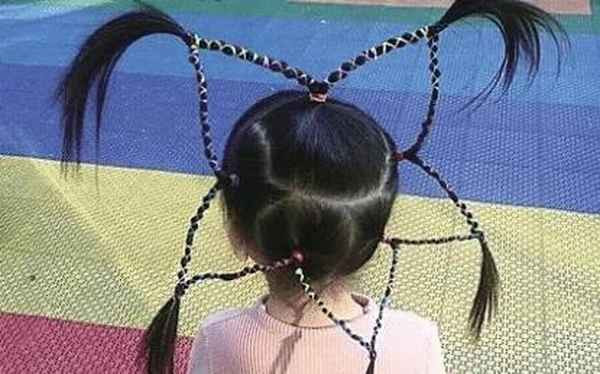 Nhiều cư dân mạng tin rằng, với những kiểu tóc như thế thì cô con gái chắc chắn sẽ là một ngôi sao ở trường mẫu giáo.