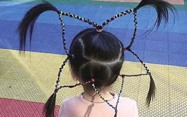 Nhiều cư dân mạng tin rằng, với những kiểu tóc như thế thì cô con gái chắc chắn sẽ là một ngôi sao ở trường mẫu giáo.