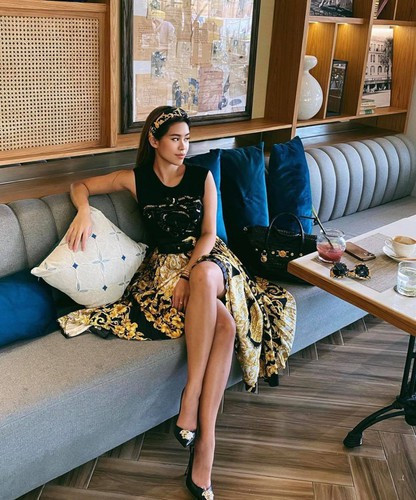 Trên trang cá nhân, ái nữ nhà tỷ phú Johnnathan Hạnh Nguyễn không ít lần khoe đôi chân dài thon thả bên cạnh nước da nâu khoẻ khoắn.