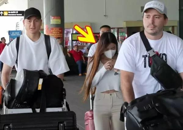 Nếu có thì ảnh cũng được che chắn và chọn ở những góc chụp khéo léo để tránh lộ diện người còn lại.