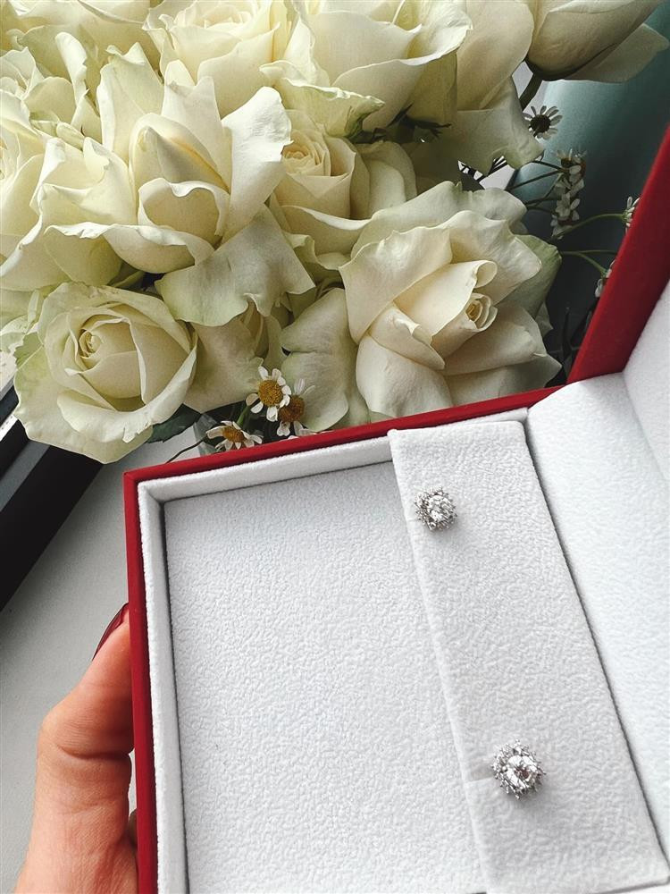 Không chỉ đơn giản có chiếc bánh kem, Đặng Văn Lâm còn tặng bạn gái món quà vô cùng giá trị.