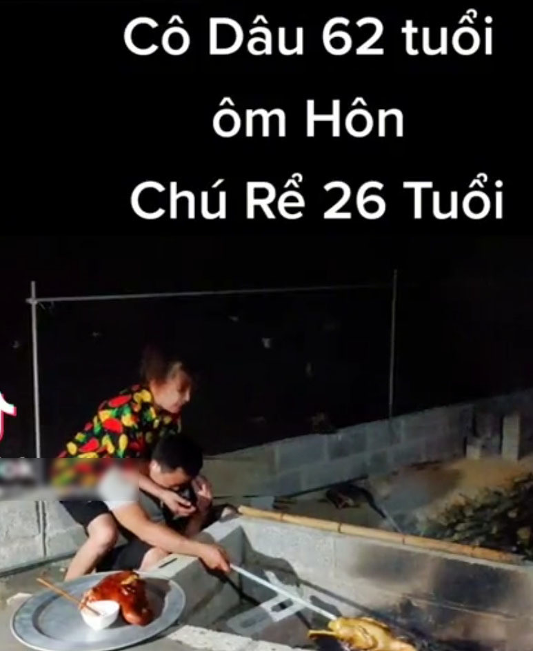 Cụ thể, khi anh Hoa Cương đang quay vịt thì cô dâu Thu Sao đã chạy tới ôm chồng thắm thiết. Trước sự chứng kiến của mọi người, người phụ nữ này không ngại vuốt ve, âu yếm chồng trẻ.