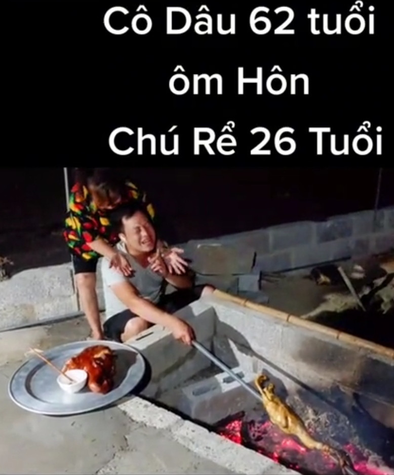 Khi được vợ nắm tay, ôm chầm lấy thì anh Hoa Cương tỏ ra khá ngại ngùng, còn nhắc nhở vợ chú ý. Thế nhưng, khuôn mặt người chồng trẻ vẫn hiện rõ nụ cười hạnh phúc, mãn nguyện.