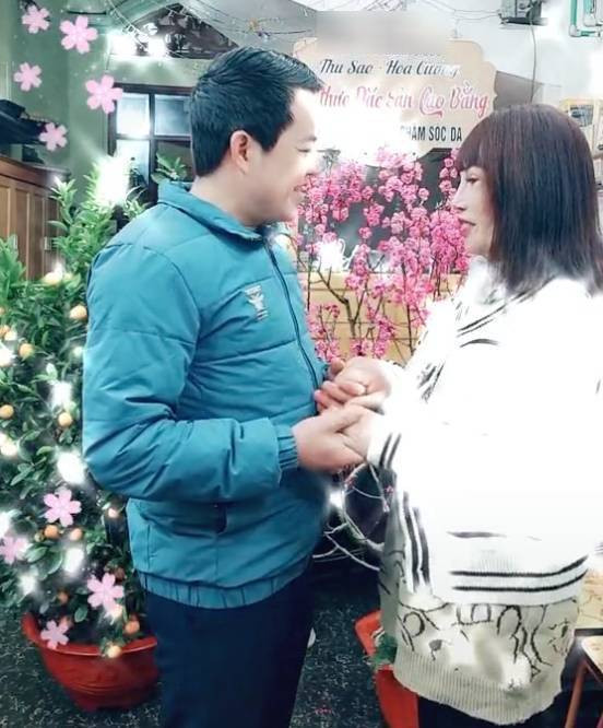 Chưa hết, người này còn trêu rằng hình như chú rể Hoa Cương vẫn còn xấu hổ, ngại ngùng khi được vợ âu yếm.