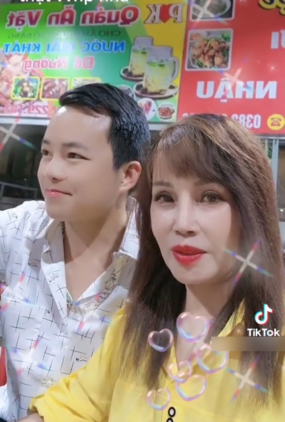 Được vợ thơm nhiệt tình như vậy, chú rể Hoa Cương phải bật cười vì thích thú. Sau đó, anh tạm gác lại niềm vui để tiếp tục công việc quay vịt của mình.