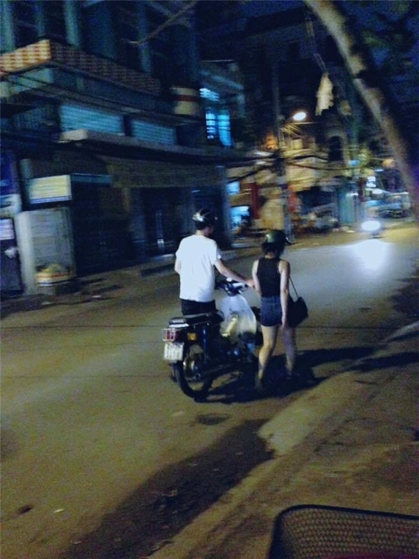 Việc các chàng trai quan tâm, không muốn người mình yêu phải vất vả là chuyện dễ hiểu. Điều đó cũng chứng minh được chàng trai có thật lòng với bạn gái hay không. Tuy nhiên, cách người ngoài nhìn vào là thái độ và sự ứng xử của bạn gái.