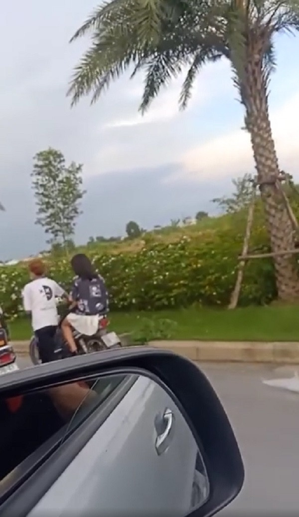 Cụ thể, người đàn ông vừa cầm điện thoại quay vừa hỏi nam sinh: “Đang đóng phim à?” Sau khi biết đáp án không phải đang quay phim, anh chàng vội vàng bày tỏ sự thương cảm với nam sinh: “Thế sao mà phải khổ thế?”.