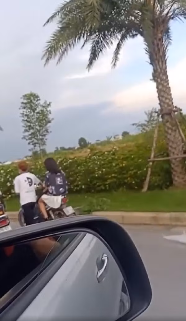 Cụ thể, người đàn ông vừa cầm điện thoại quay vừa hỏi nam sinh: “Đang đóng phim à?” Sau khi biết đáp án không phải đang quay phim, anh chàng vội vàng bày tỏ sự thương cảm với nam sinh: “Thế sao mà phải khổ thế?”.