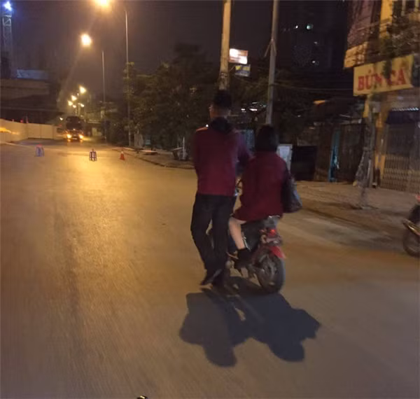 Sau khi clip của cặp đôi này được lan truyền trên mạng, nhiều người cũng xuýt xoa khen ngợi anh chàng đúng chuẩn soái ca. Bên cạnh đó cũng có không ít người chê trách nữ chính.