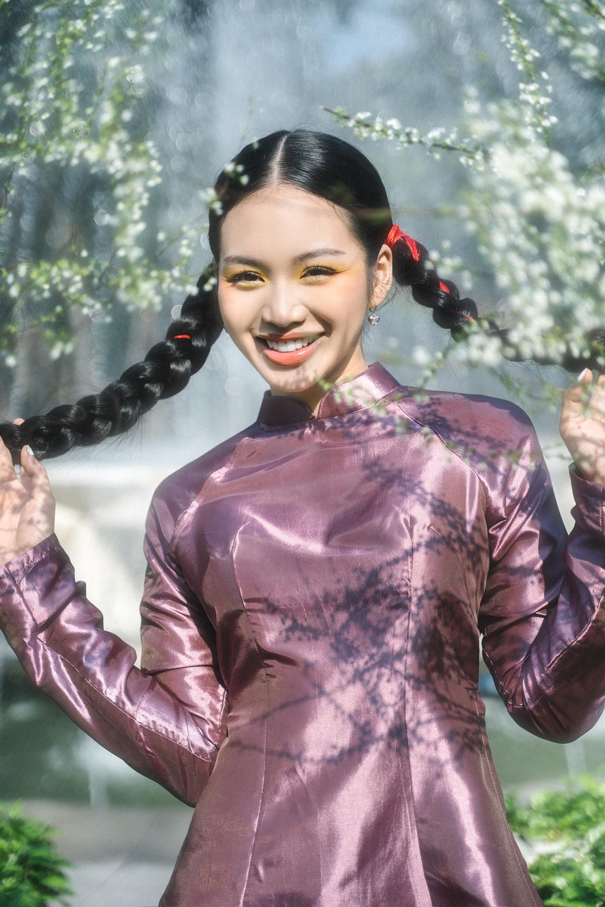 Để đánh dấu cột mốc này và cùng với không khí Tết Nguyên đán cận kề, mới đây "Hot girl Vietnam Idol" Giana thực hiện bộ ảnh độc đáo khi lần đầu kết hợp tà áo dài truyền thống cùng giày trượt roller skate tại Dinh Độc lập - TP HCM.