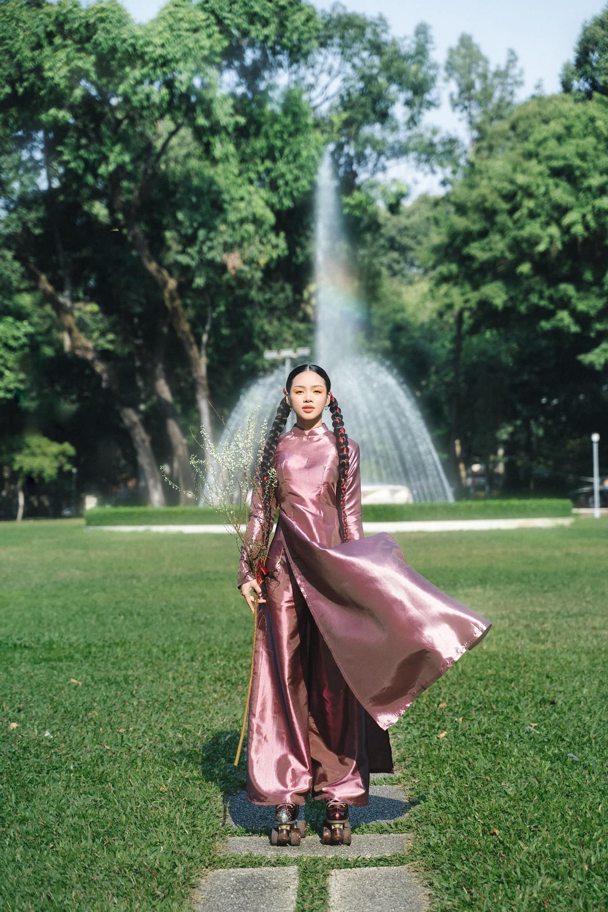 Tân binh của showbiz Việt chọn kiểu tóc tết đính nơ cùng lối trang điểm nhẹ nhàng, nhấn vào đôi mắt và phần môi.