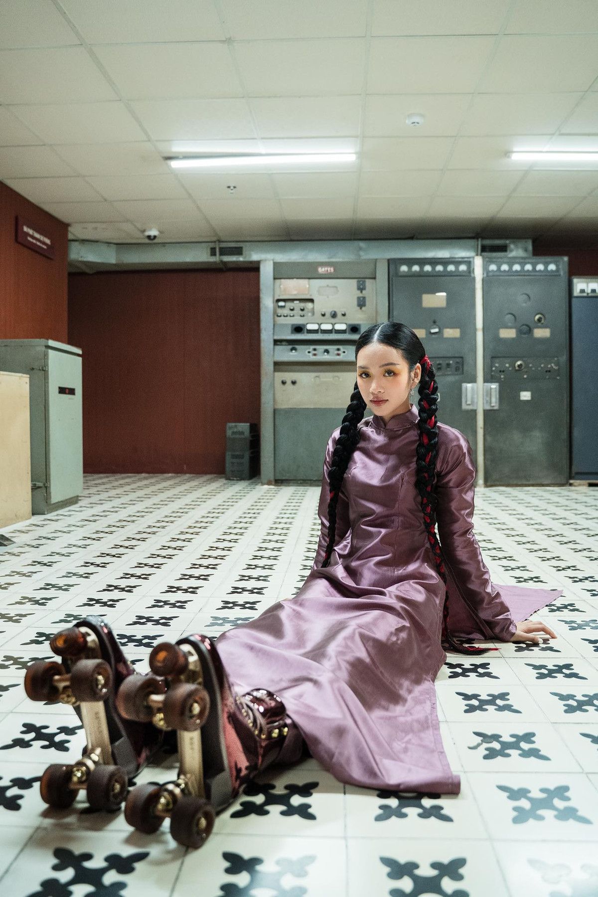 Tạo dáng trước những góc "sống ảo" quen thuộc với giới trẻ khi đến với Dinh Độc Lập, nhưng hot girl gốc Hải Phòng ghi điểm bằng phong cách thời trang cực "chất", mang đến hình ảnh tươi mới của một gen Z.