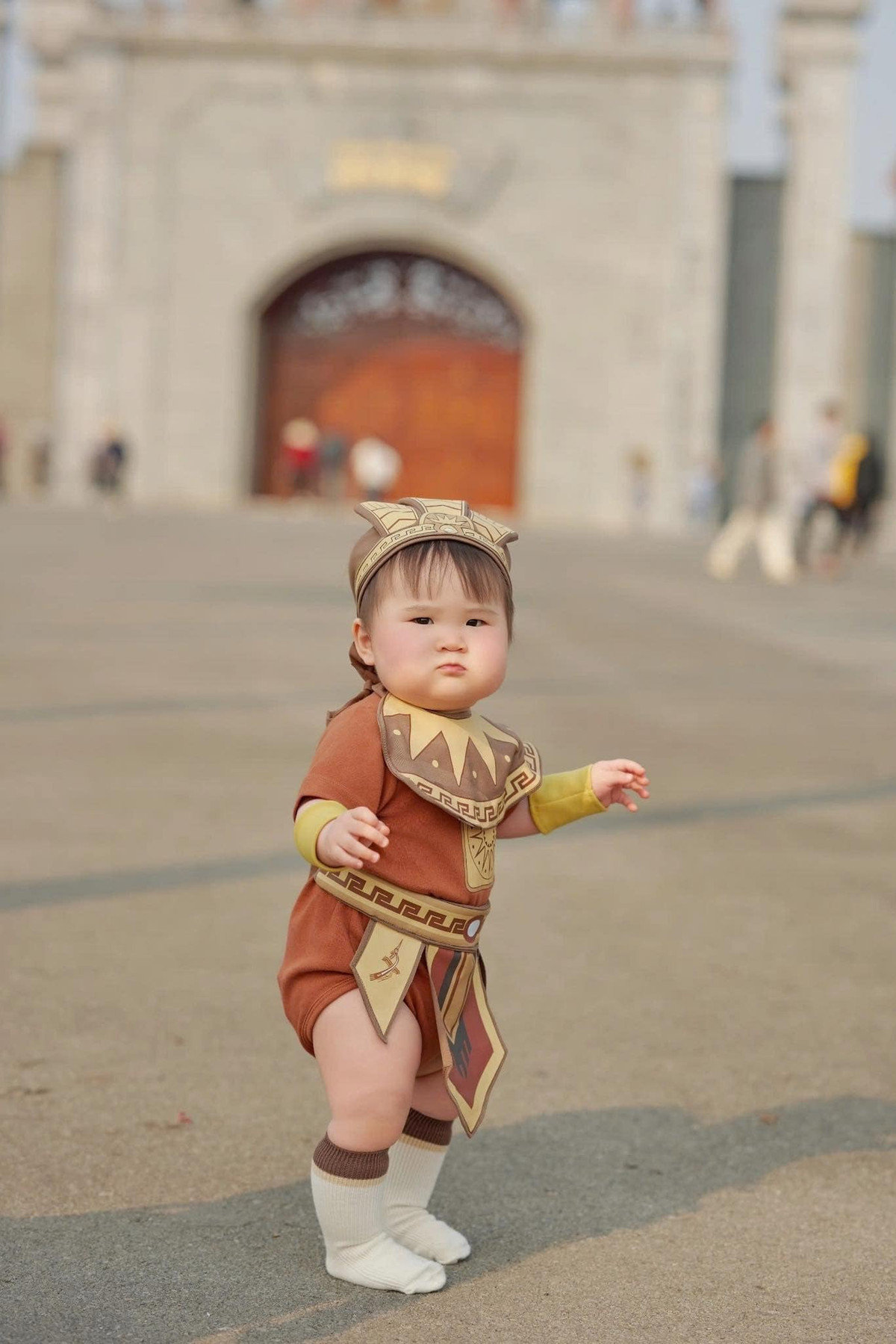 Các bé nhỏ được hóa thân thành những "nhà vua nhí" trong bộ trang phục truyền thống đầy màu sắc, khiến ai nhìn vào cũng phải xuýt xoa vì sự dễ thương và đáng yêu.