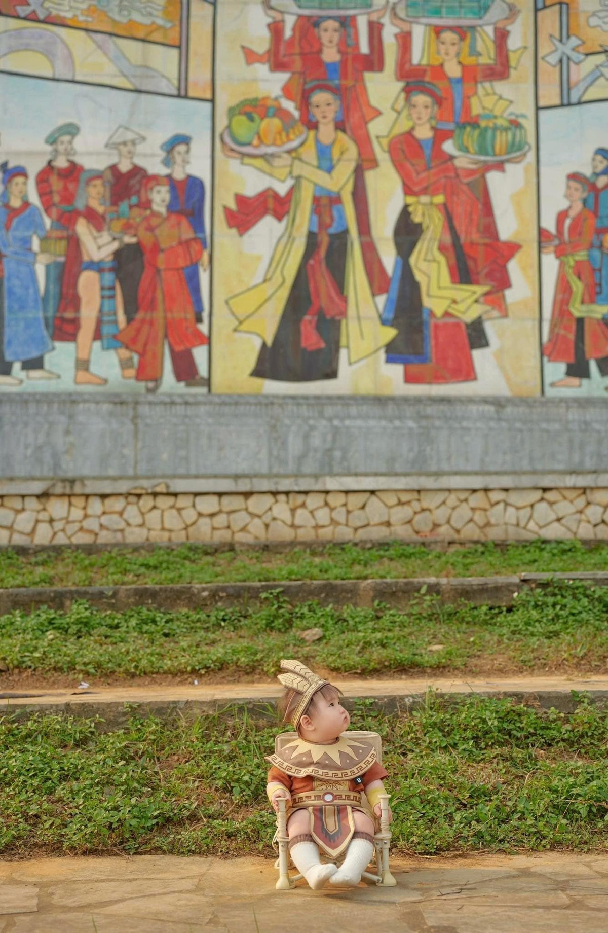 Chị Phương, một mẹ bỉm sống tại Phú Thọ, cũng không bỏ lỡ xu hướng này. Chị vừa cho cô con gái 10 tháng tuổi, Hải My (biệt danh Dâu), chụp bộ ảnh kỷ niệm nhân dịp Giỗ Tổ Hùng Vương.