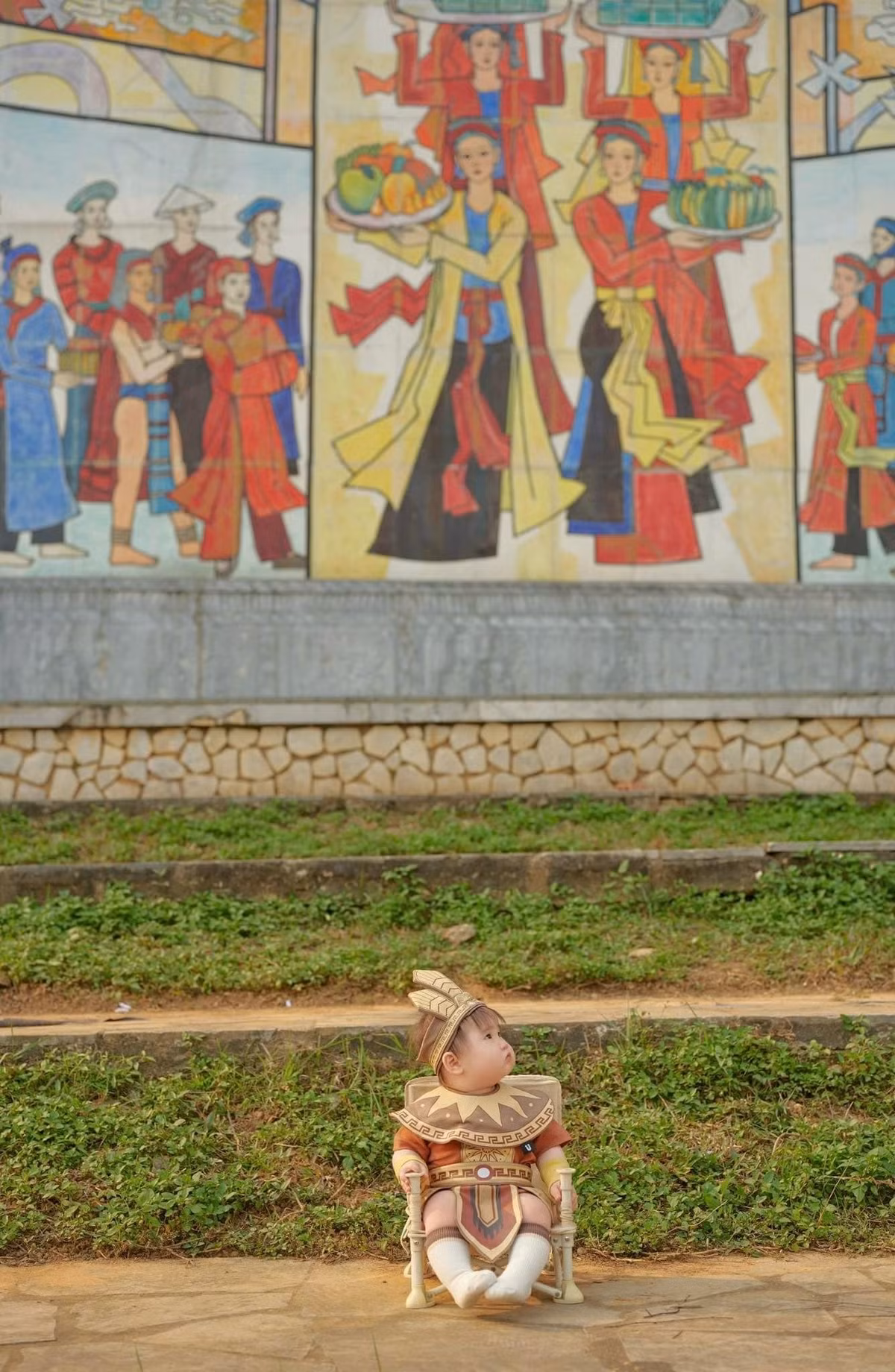 Chị Phương, một mẹ bỉm sống tại Phú Thọ, cũng không bỏ lỡ xu hướng này. Chị vừa cho cô con gái 10 tháng tuổi, Hải My (biệt danh Dâu), chụp bộ ảnh kỷ niệm nhân dịp Giỗ Tổ Hùng Vương.