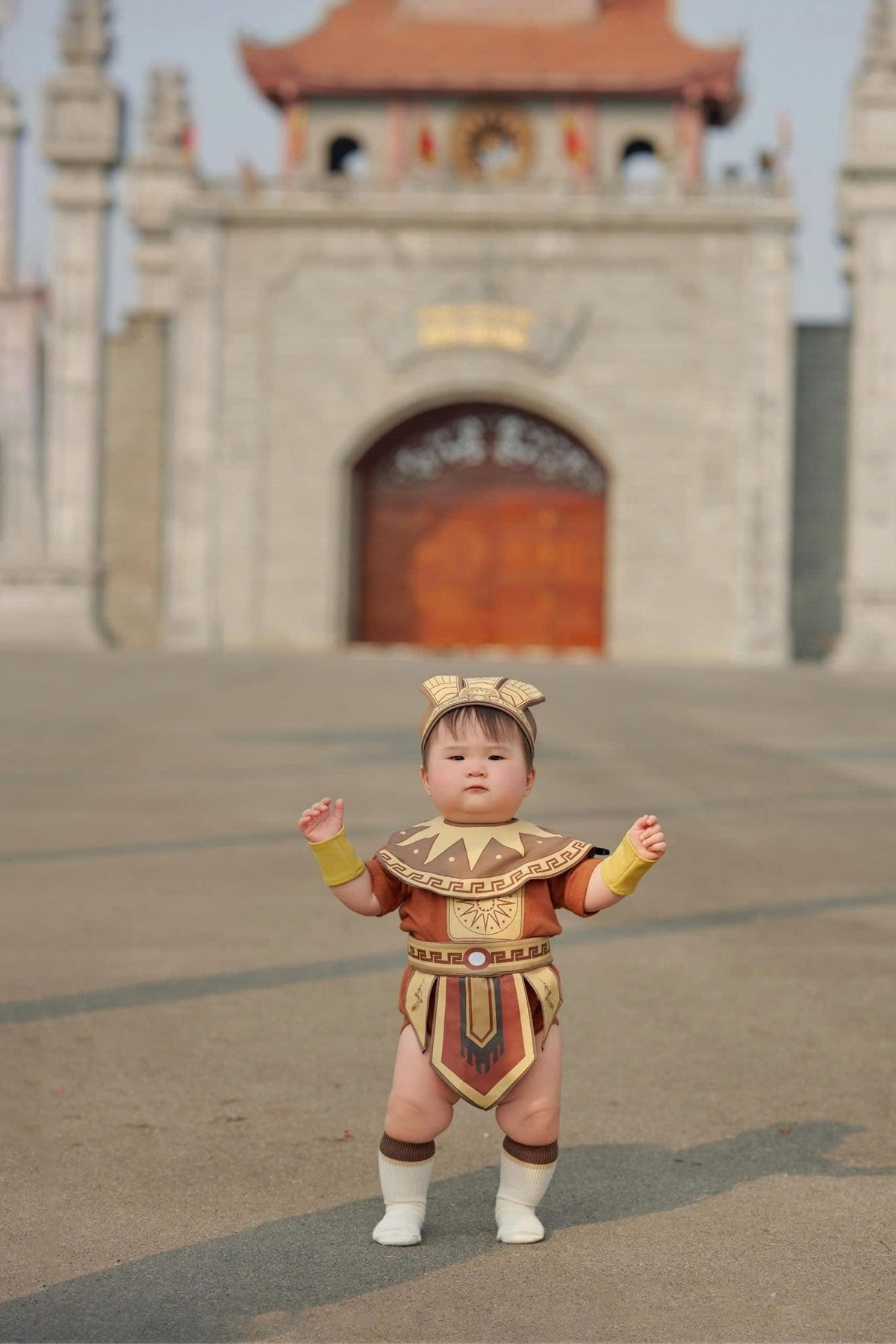 Dân mạng đều không ngừng khen ngợi vẻ đáng yêu, tinh nghịch của bé Dâu trong bộ trang phục "nhà vua nhí".