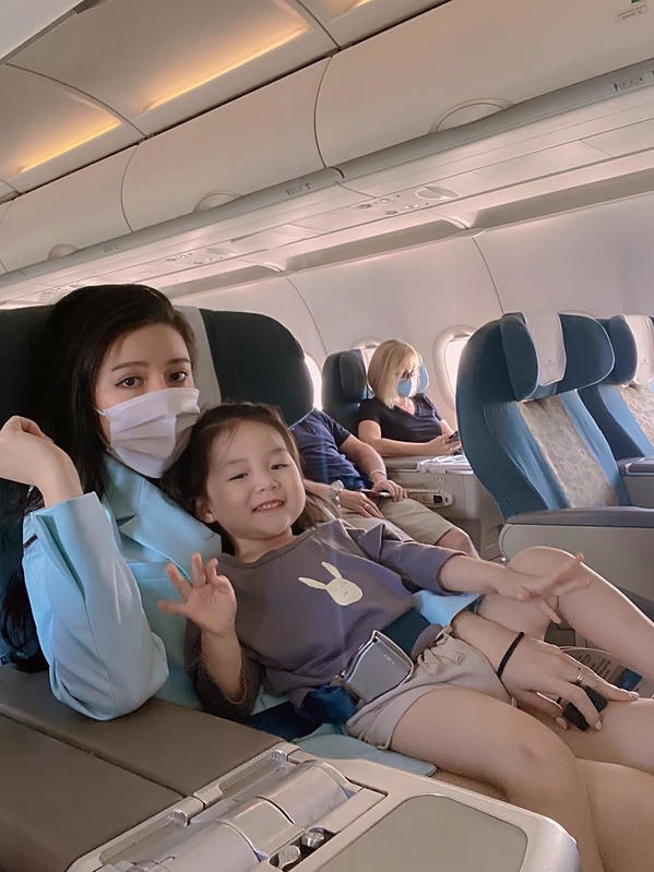 Ở tuổi 31, người đẹp khiến mọi người phải ghen tị và ngưỡng mộ trước vóc dáng thon gọn, 3 vòng hoàn hảo. Thêm vào đó, nhờ biết chọn lựa trang phục phù hợp mà Vân Navy lại càng phát huy được vẻ đẹp của hình thể.