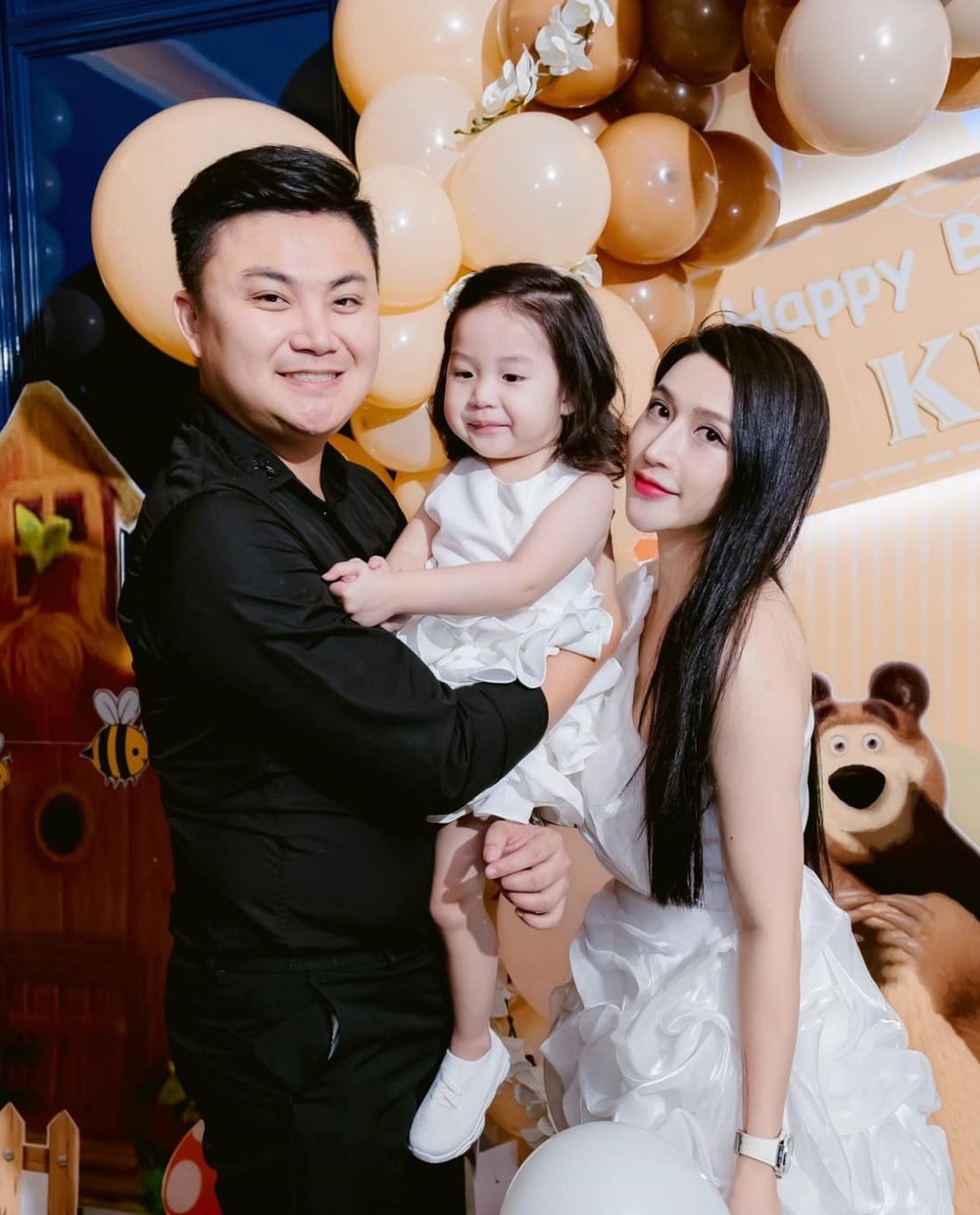 Trải qua cuộc sống hôn nhân 1 năm, cặp đôi vui mừng chào đón con gái Kimmese trong niềm hạnh phúc ngập tràn.