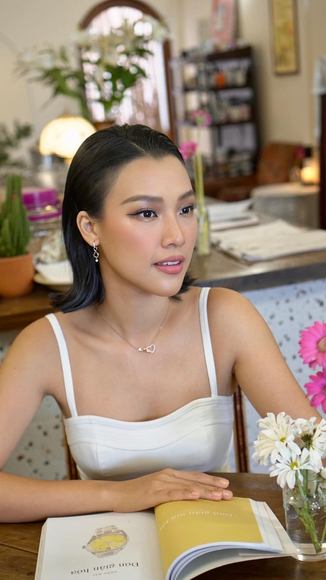 Hoàng Oanh không chỉ là một diễn viên thực lực mà còn là MC có khả năng dẫn song ngữ, ứng biến lưu loát trên sân khấu