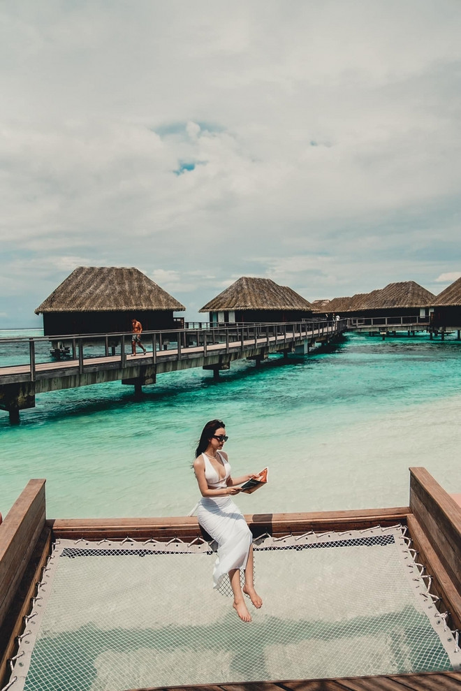 Mai Phương từng giành vị trí Á khôi 1 cuộc thi Hoa khôi sinh viên khi còn đang theo học tại Đại học Khoa học Xã hội và Nhân văn