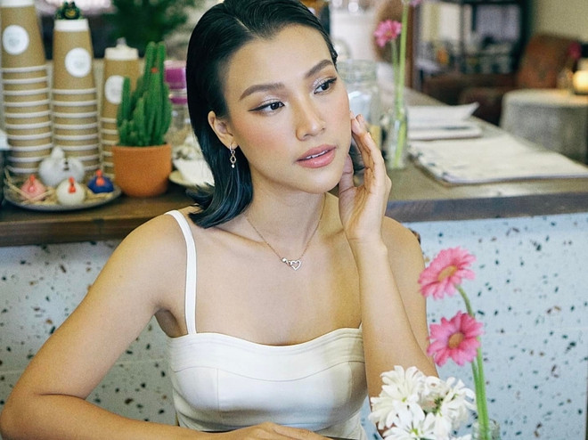 Tạm gác lại nỗi buồn tình cảm, Vũ Ngọc Hoàng Oanh trở về Việt Nam và bắt tay rất nhanh vào guồng công việc.