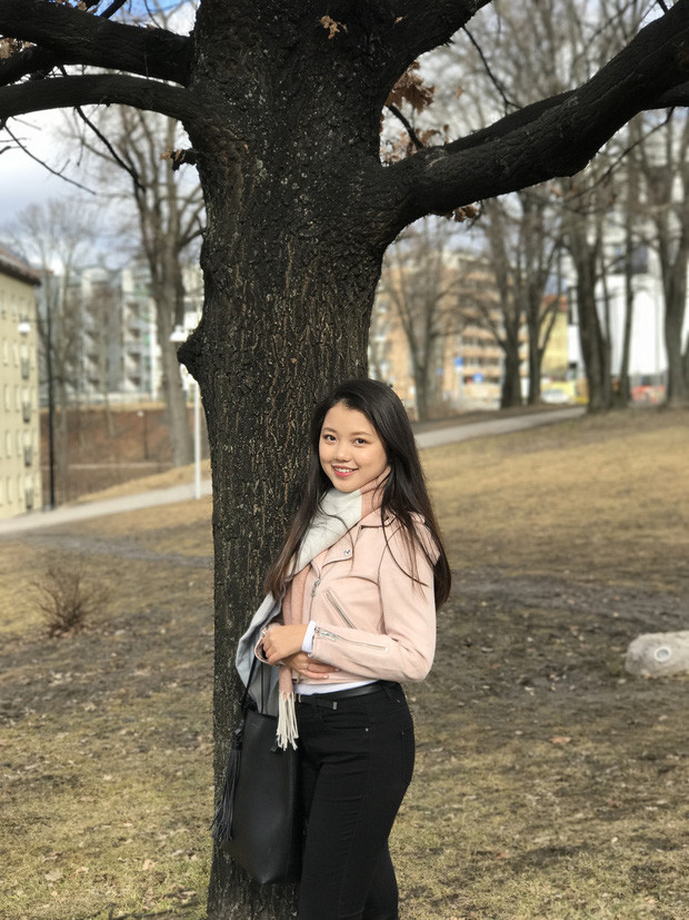  Nữ giảng viên xinh đẹp Ánh Thơ từng tốt nghiệp chương trình Tiên tiến Quản trị Kinh doanh Quốc tế tại trường ĐH Ngoại thương với GPA 3.9/4.0; lấy bằng Thạc sĩ khoa học chuyên ngành Lãnh đạo và Quản trị thay đổi tại trường Kinh tế Vương quốc Na Uy BI; từng tham gia kỳ trao đổi MBA (thạc sĩ quản trị kinh doanh) tại ĐH San Diego State, Mỹ.