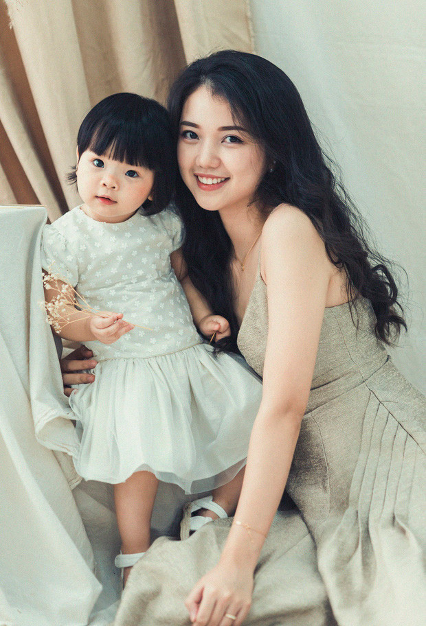 Bây giờ, mình thích làm việc cùng các bạn sinh viên, không chỉ ở trên lớp mà còn với vai trò cộng tác trong nghiên cứu khoa học và hoạt động đoàn thể cùng với các bạn. Đồng thời, mình hướng tới có thể trở thành một người bạn đồng hành của các bạn sinh viên". Cô Ánh Thơ chia sẻ thêm.