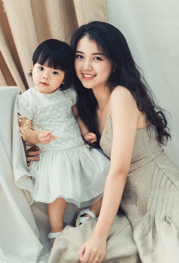 Bây giờ, mình thích làm việc cùng các bạn sinh viên, không chỉ ở trên lớp mà còn với vai trò cộng tác trong nghiên cứu khoa học và hoạt động đoàn thể cùng với các bạn. Đồng thời, mình hướng tới có thể trở thành một người bạn đồng hành của các bạn sinh viên". Cô Ánh Thơ chia sẻ thêm.