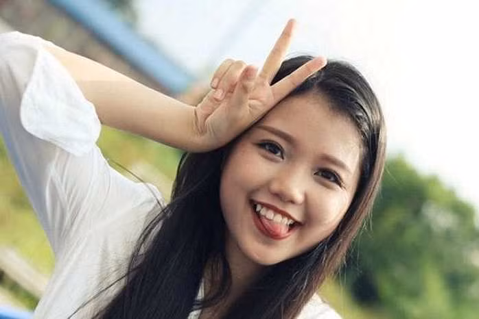 Dưới góc nhìn của một giảng viên trẻ, cô Ánh Thơ cho rằng thái độ học tập và chất lượng sinh viên Việt Nam ngày nay càng tiệm cận dần với sinh viên quốc tế. Thậm chí, tại các lớp chất lượng cao, sinh viên Việt Nam đôi khi còn vượt trội hơn về một số mặt