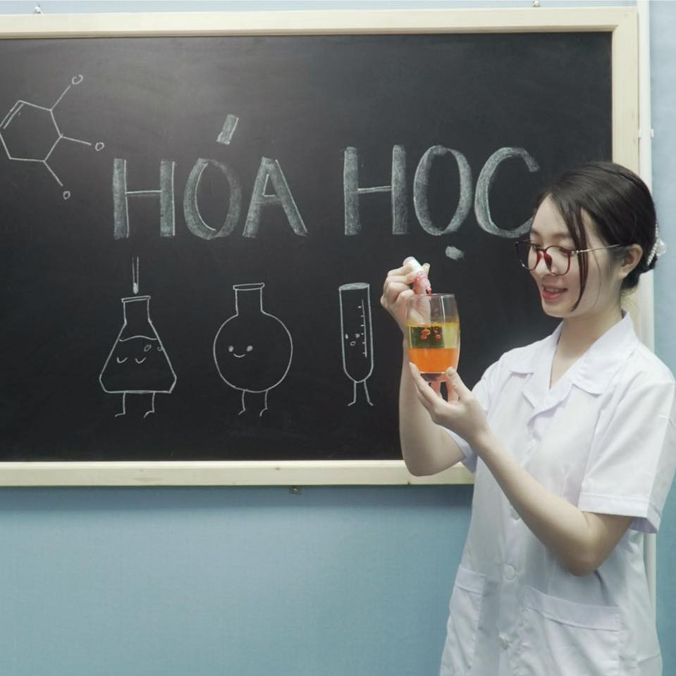 Cụ thể, một nữ streamer có tên cô giáo Xoài đã livestream dạy các kiến thức Hóa học như Hữu cơ, Vô cơ và chơi Liên Quân Mobile để tương tác với fan. 