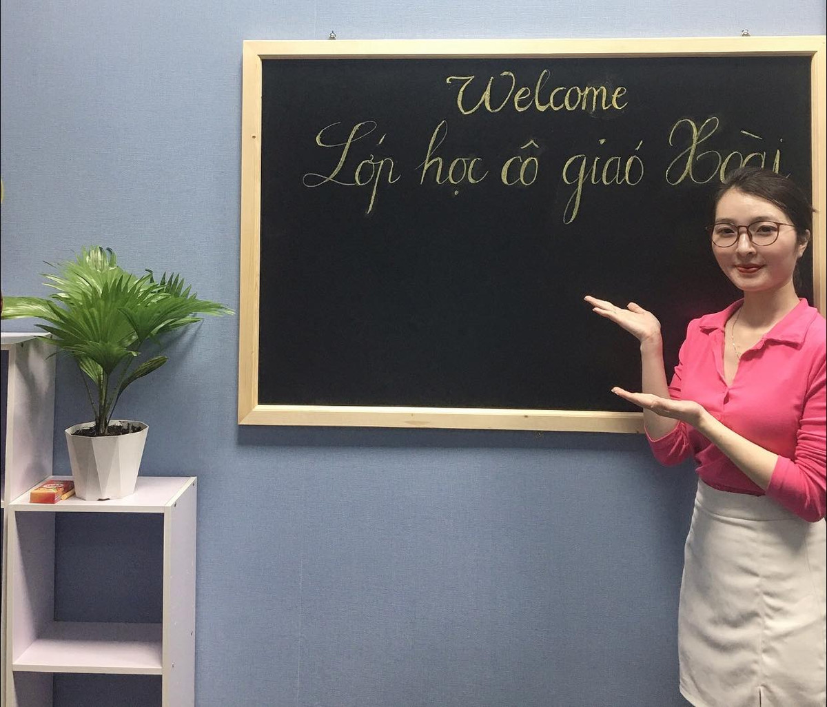 Theo chia sẻ của các netizen, đầu buổi livestream giảng giải các bài tập rất chuẩn chỉ như một buổi học online bình thường, đến giữa buổi cô giáo dạy Hoá tên Xoài lại chơi game Liên Quân Mobile nhằm giải trí và trò chuyện cùng fan