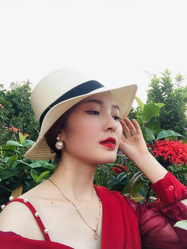 Nhờ vẻ ngoài ưa nhìn cùng cách nói chuyện khá đi vào lòng người, dù mới "on air" trên các nền tảng mạng xã hội như Facebook, Instagram hay TikTok... cô giáo Xoài ngay lập tức nhận được sự chú ý.