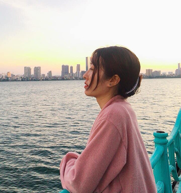 Dù ít cập nhật hình ảnh lên trang cá nhân nhưng netizen nhanh tay lưu về những khoảnh khắc khá "so deep" của hiện tượng mạng dạy Hoá học mới nổi.