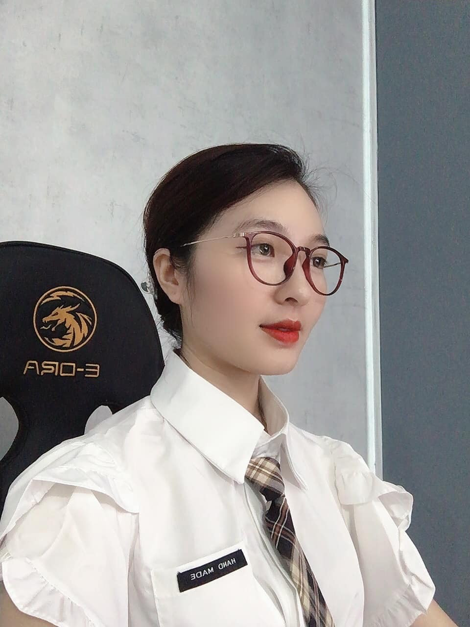 Cùng ngắm thêm hình ảnh về cô giáo dạy Hoá mới nổi trên mạng xã hội - Ngô Thu Hoài.